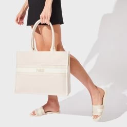 BKNOXX NATURAL MULTI -Stevemadden SM 2023 APRIL LEGS DOWN 52 KNOX BKNOXX 0506 CROPPED ae8f57e5 09a0 4498 a744 dd49e2b5efb4